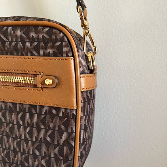 New Michael Kors Crossbody Purse - Picture 4 of 8